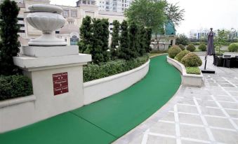 Spacious And Modern Look 3Br Bellezza Apartment