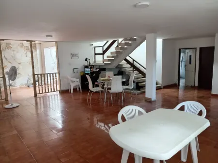 Linda Casa Vacacional Andy-Santiago de Cali Отели рядом с достопримечательностью «Cali Zoo»