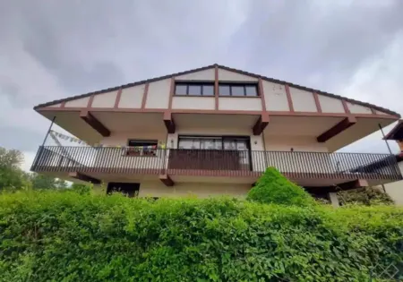 3-Bed Artist Chalet Near San Sebastian Sleeps 6 Отели в г. Лейса