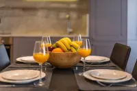 Square and Sea Views - 1 BR With Ensuite - 4-Sterne