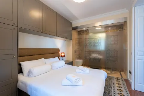 Square and Sea Views - 1 BR With Ensuite