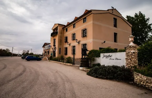 提耶拉亞納酒店 - 朱佩酒店