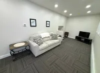 Stylish Ambiance and Spa-Like Amenities - Cozy Modern Retreat Hotel a Erie