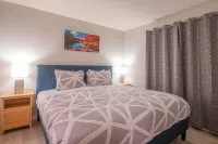 Top Floor Condo - 2Br & AC with Mountain Views