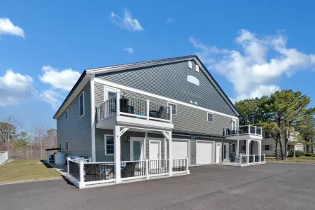 Captivating Marsh Views and Beach Proximity - Stunning Family Retreat Отели рядом со станцией Cumberland Amtrak Station