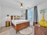 3-Bedroom Condo with Private Beach Access and Pools! Gulf Place Property!