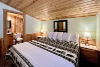 Yellowstone's 2 Bedroom, 2 Bathroom Upstairs Loft. Dog Friendly. Close Shopping! Hotel a Island Park