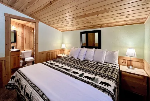 COZY 2 bedroom,2 bathroom loft. DOG FRIENDLY. Close to YELLOWSTONE NATIONAL PARK