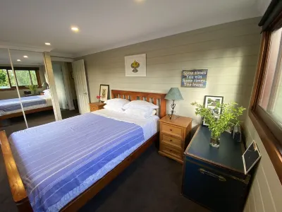 6 Bed, 4 Bath, 3 Level Renovated Barn, 1400m to Bowral Centre, 320m2, Peaceful Hotels near Springetts Arcade