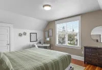The Cushman House A: Unit A near 6th Ave UPS UW Ruston