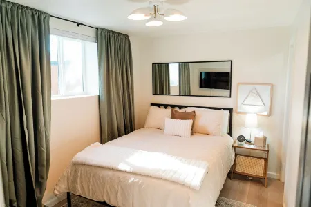 Stay at the cozy Lofts at Arno! Unit A Отели рядом с достопримечательностью «Silver Family Geology Museum»