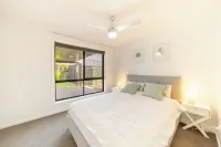 Hampton Holiday Home with Pool, BBQ & 10 min drive to Theme Parks!