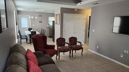 2 Bedrooms Apt near Univeristy