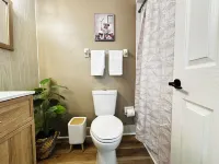 Charming efficiency with WiFi and AC in Spring Hill Hotels near Mariner Village Center