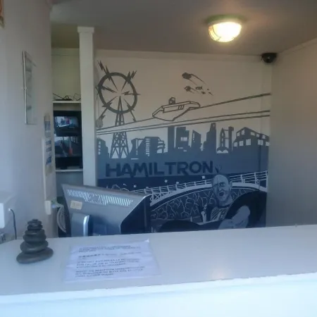 Microtel Lodge Hamilton - Hostel