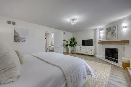 Deluxe Downtown Lancaster 3BD - Rooftop & Parking