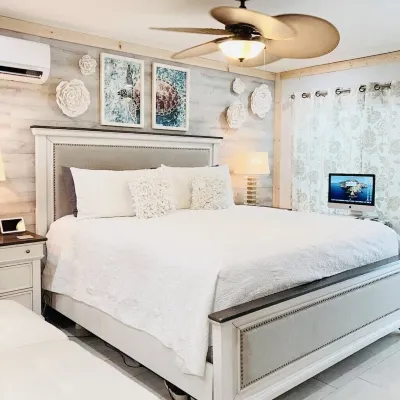 Amore Suite Siesta Sunset Bungalows ! Private Jacuzzi 6 Min from the Siesta Key! 퍼블릭 비치 액세스 9 주변 호텔