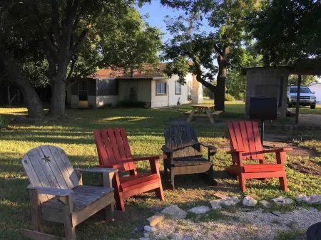 3 Sisters Crossroads Cottage with Big Porch, close to Lost Maples