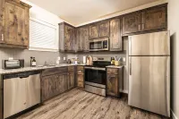 Ideal Group Getaway Near Shopping & Dining