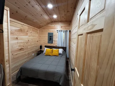 Rustic Retreat at Backwoods Bungalow – Secluded Cabin with Modern Comforts Отели в г. Пайк