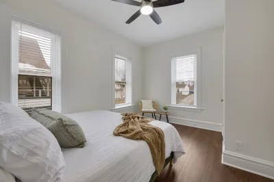 3BR Historic St. Charles, MO-Walking distance to Main Street Hotels near Jean Baptiste Dusable Point Park