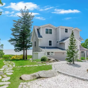 BAYVIEW New! 3BR/3 FB Sandy Beachfront Oasis w/ views over Buzzards Bay to Cape!