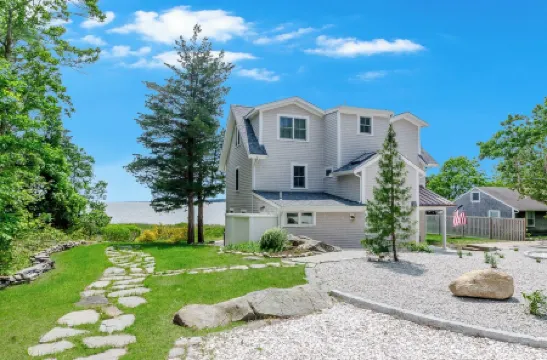 BAYVIEW New! 3BR/3 FB Sandy Beachfront Oasis w/ views over Buzzards Bay to Cape!