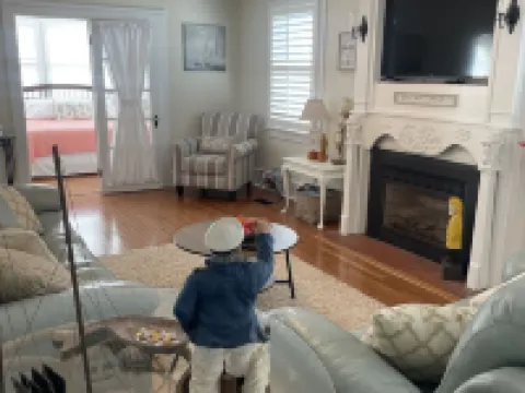 The Deadrise Inn, Sleeps12, Spacious, Newly Renovated โรงแรมในMiddlesex County