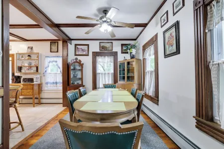 Private Farm House with Pond and A/C in Beach Lake