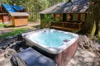 Cozy retreat, newly renovated with loft, hot tub, creek access, pet friendly