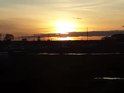 Relaxing summer rental, walking distance to the beach, short ride to the outlets