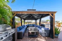 Luxury Waterfront Home DOCK POOL JACUZZI KAYAKS