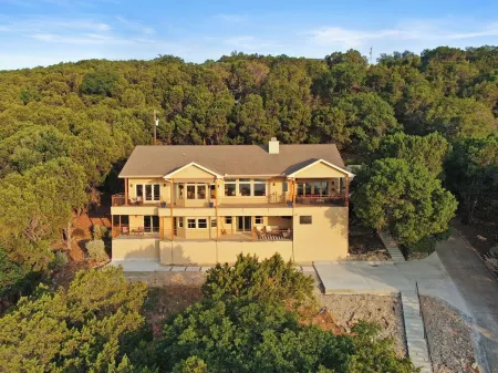 Lake Travis Chic with MILES of views and Awesome amenities