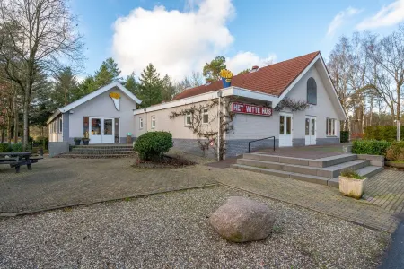 Spacious luxury 4 person Chalet in the middle of the Veluwe Отели рядом с достопримечательностью «Jachthuis St. Hubertus»