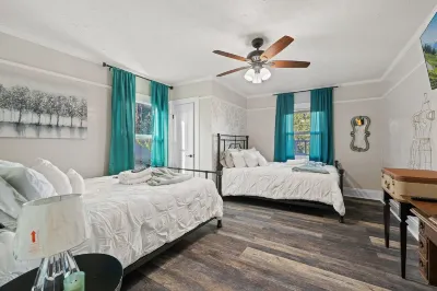 Roaring 20s Vintage Craftsman Home Downtown, Hot Tub, Pool Table 마틴 루터 킹, Jr. 메모리얼 주변 호텔