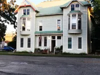 Hillsdale Victorian Studio w kitchenette Wifi TV , Queen Bed and Twin Bed
