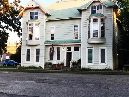 Hillsdale Victorian Studio w kitchenette Wifi TV , Queen Bed and Twin Bed