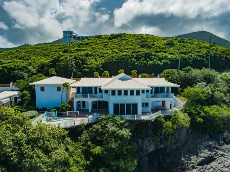 The Villa at Rainbow Cliffs Отели рядом с достопримечательностью «Salt River Bay»