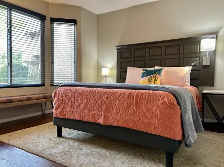 1 level with garage, near downtown Gilbert & Chandler