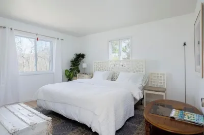 Spacious multiples bedroom house in enchanting Calverton with WiFi, AC