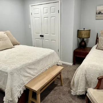 Agreeable Gray: 3 Bedroom, Soothing 5 Beds, Large groups, Pet Friendly
