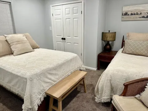 Agreeable Gray: 3 Bedroom, Soothing 5 Beds, Large groups, Pet Friendly