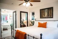 Romantic River Cabin w/ Hot Tub, views, spa bathroom, Close to 2 Yosemite Gates