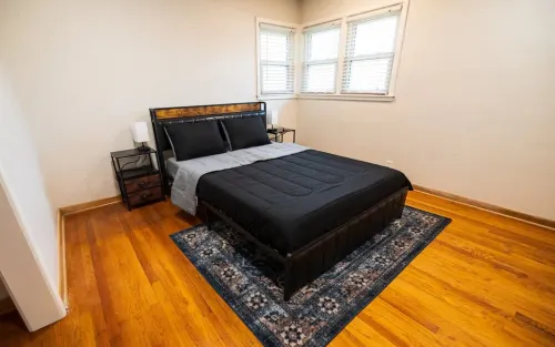 Warm spacious midsize home w/ comfort and fun Hotels in Glendale