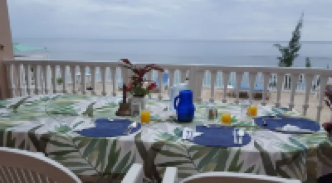 Sapphire Reef Villa, Ocean Front on a Protected Reef, Pool, Staffed, Private