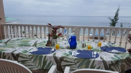 Sapphire Reef Villa, Ocean Front on a Protected Reef, Pool, Staffed, Private