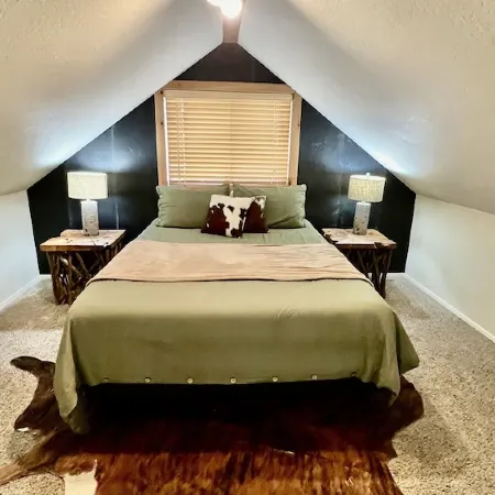 3BR+Loft, Pet-Friendly w/  Hot Tub + Arcade