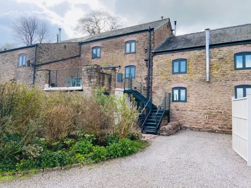 Stylish Country Cottage With Balcony Views Hotels in Monmouth