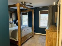 Look no more! Charming retreat within city limits, near shops, parks and trails.