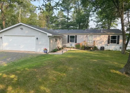 Spacious cabin right on the lake, perfect for your next family vacation!